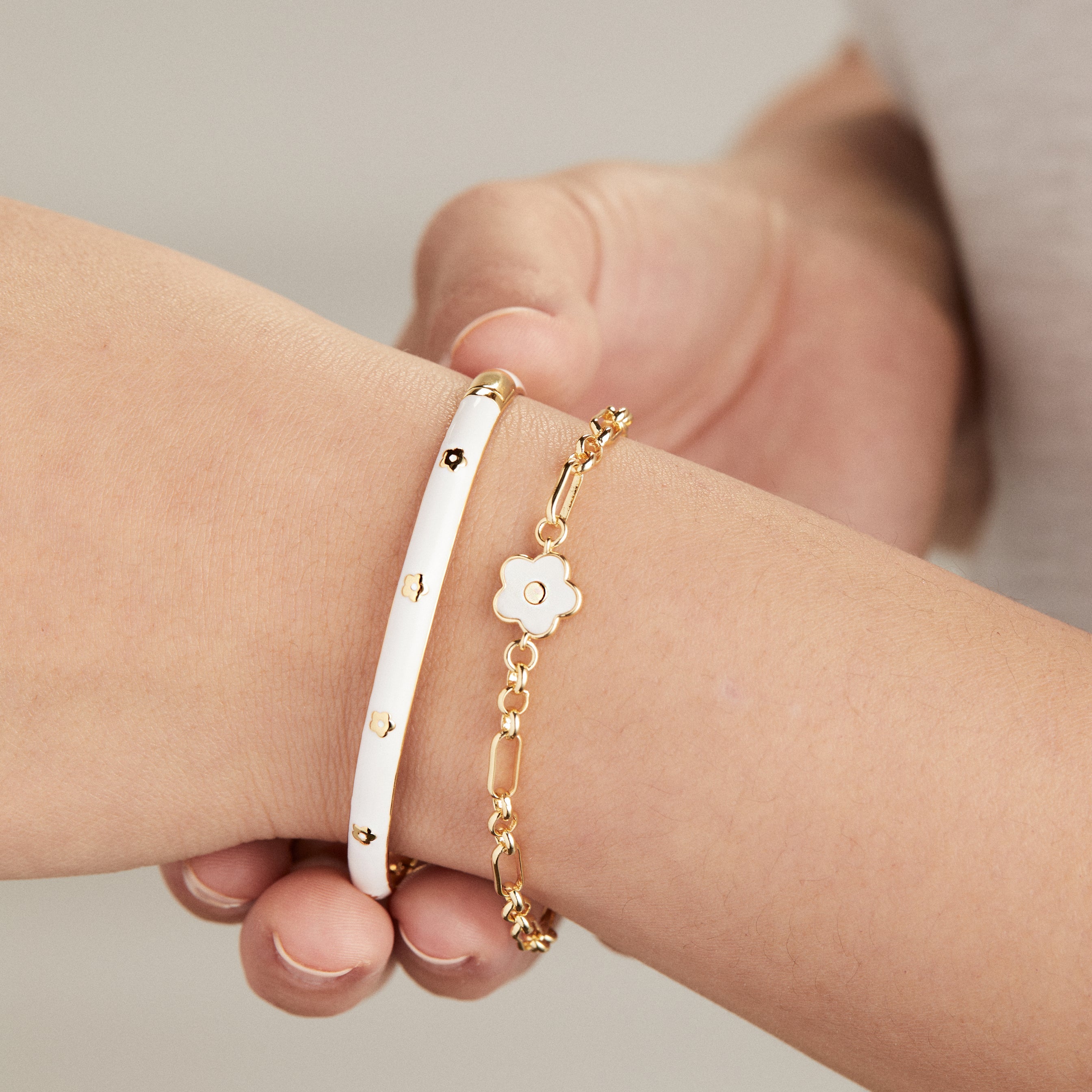 Mother Of Pearl Daisy Charm Chain Bracelet Gold | Alex and Ani
