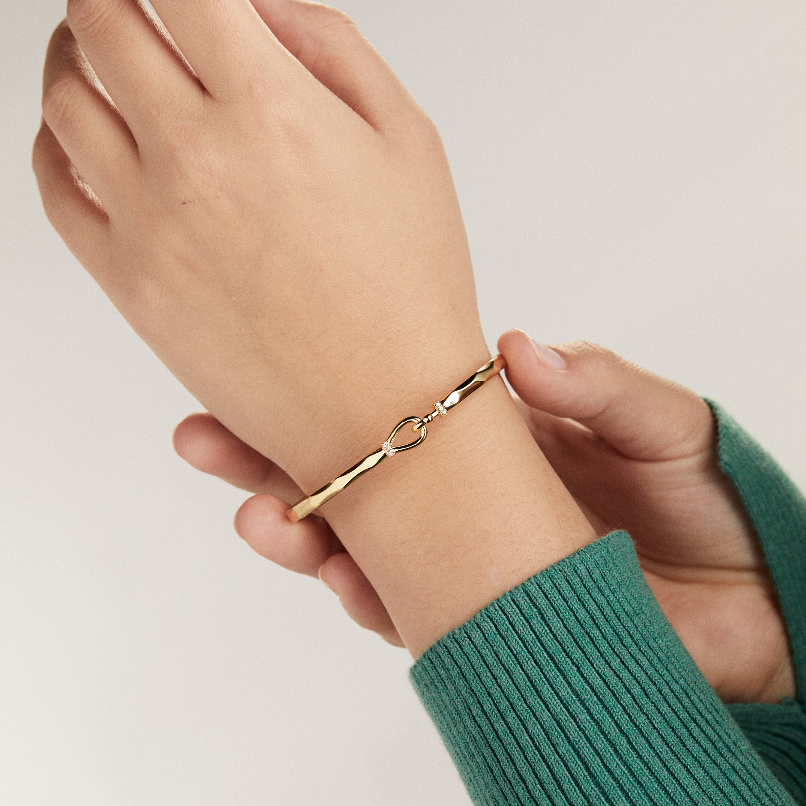 Faceted Hook Tension Bracelet Shiny Silver | Alex and Ani
