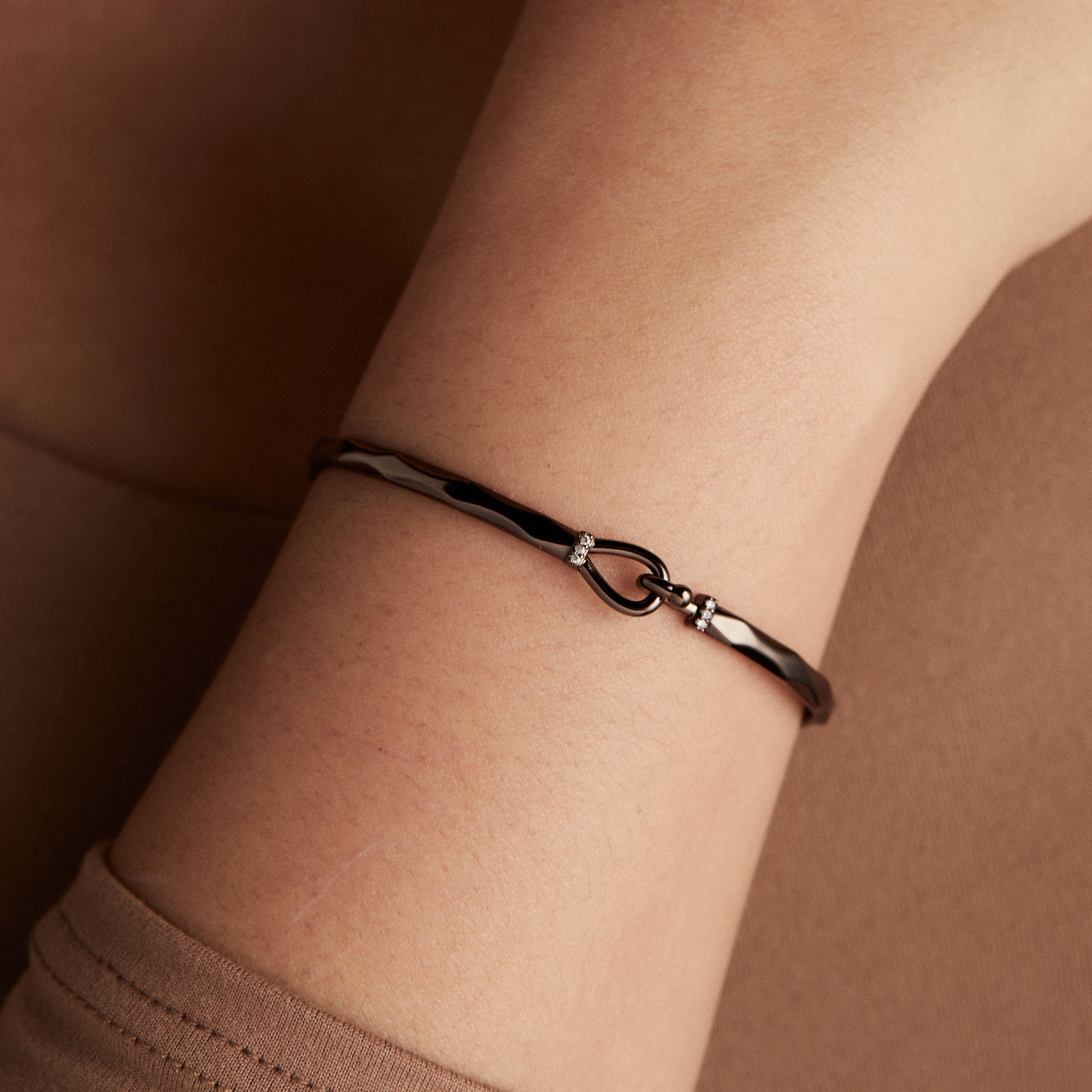 Faceted Hook Tension Bracelet Shiny Silver | Alex and Ani
